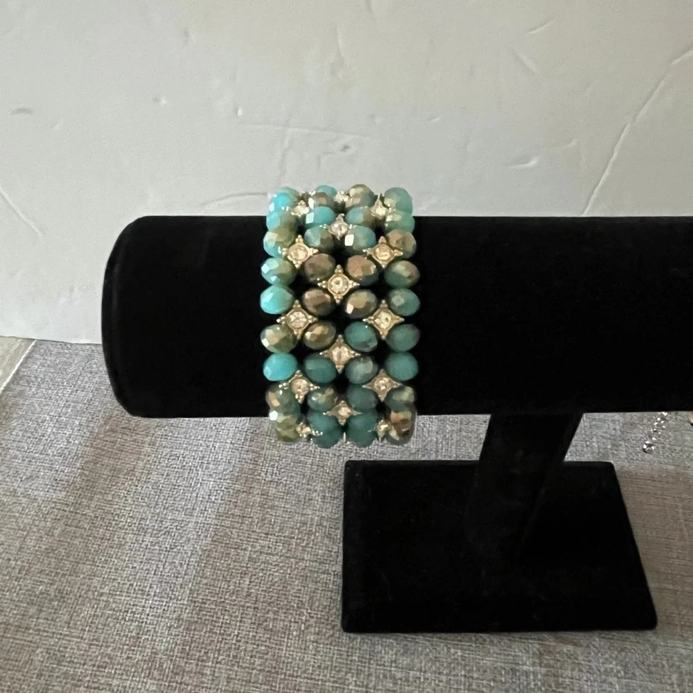 Premier Designs Turquoise Beaded Stretch Bracelet Gold Tone Accent